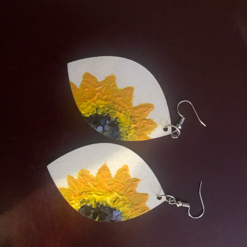 Beautiful sunflower earrings.